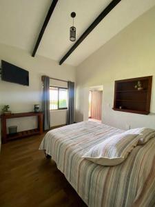 um quarto com uma cama grande num quarto em Cabaña del Lago em Ajijic