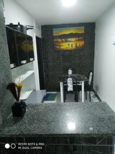 eine Küche mit einem Tisch, einem Tisch und Stühlen in der Unterkunft RESIDENCIAL ESPERANÇA in Teresina