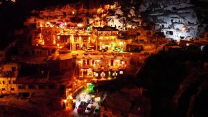 una vista aerea di una città di notte di Cappadocia Nar Cave House & Swimming Pool a Nevşehir