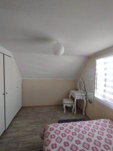 um quarto com uma cama, uma mesa e uma janela em Casa amplia turistas 7 personas em La Serena