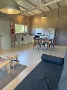 ein großes Wohnzimmer mit Tisch und Küche in der Unterkunft Hygge Loft Patagonia in Dina Huapi