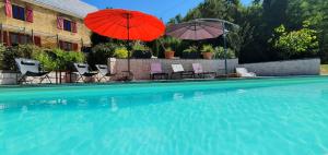Bazén v ubytování Le Clos d'Ô Maison de charme La Salamandre avec sa piscine chauffée proche de Sarlat nebo v jeho okolí