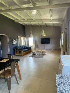 ein Wohnzimmer mit Sofa und Tisch in der Unterkunft Hygge Loft Patagonia in Dina Huapi