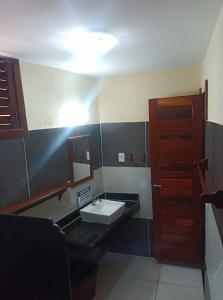 a bathroom with a sink and a mirror at Hotel Alta Vista in Canoa Quebrada