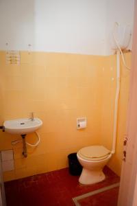 La salle de bains est pourvue de toilettes et d'un lavabo. dans l'établissement Brisa do Mar Hotel, à Arroio do Sal