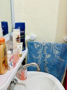 a bathroom with a sink and a mirror and a white sink at Un studio au centre ville de Tunis in Tunis