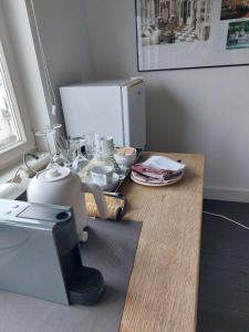 een keuken met een tafel en een waterkoker bij B&B Joke de Groot in Maastricht