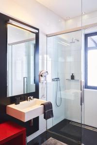 W łazience znajduje się umywalka i prysznic. w obiekcie Hotel on the Promenade w Kapsztadzie