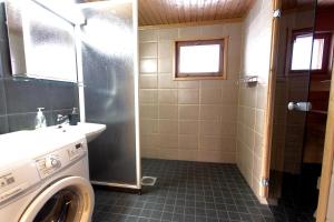 Un baño con lavadora y lavabo. en Rukan Talvihovit, en Ruka