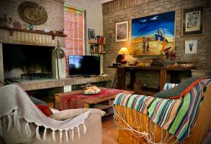- un salon avec un canapé et une cheminée dans l'établissement Las Pircas, casa de campo, à Luján de Cuyo