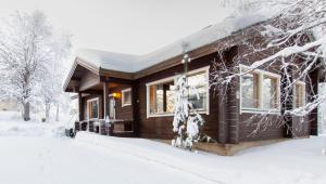 una cabaña en la nieve con árboles nevados en Rukan Talvihovit, en Ruka 7 fotos más