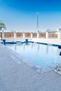 ein Pool mit blauem Wasser in einem Gebäude in der Unterkunft Holiday Inn Express Glen Rose, an IHG Hotel in Glen Rose