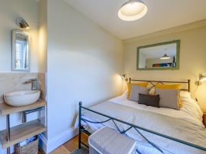 Katil atau katil-katil dalam bilik di 2 bed in Appledore 80567