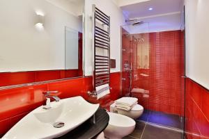 uma casa de banho com um lavatório branco e um WC. em Amalfi Apartments Design centro storico em Amalfi