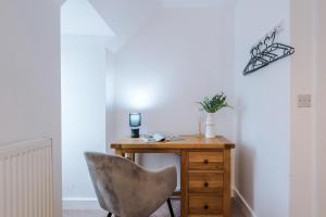 Φωτογραφία από το άλμπουμ του Luxury 4-bedroom Stoke Home Sleeps 10 by PureStay σε Stoke on Trent