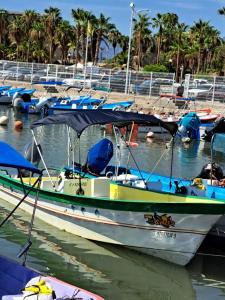 Ein Boot liegt im Wasser an einem Dock. in der Unterkunft Casa rodante los cachorones in Loreto