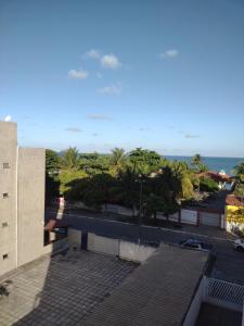 Meerblick vom Dach eines Gebäudes in der Unterkunft Apartamento Único! in Conde