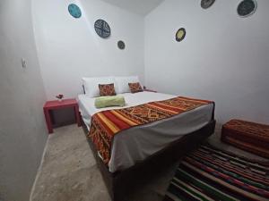 een slaapkamer met een bed in een kamer bij Superbe appartement , grande terrasse vue mer et montagne Taghazout in Taghazout