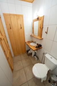 Un baño pequeño con inodoro y lavabo. en Monã, en Canela