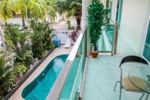 Vaizdas į baseiną apgyvendinimo įstaigoje Pattaya pool villa by Penny arba netoliese