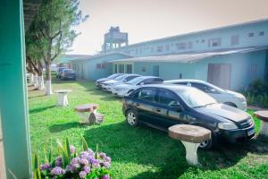 un groupe de voitures garées sur un parking dans l'établissement Brisa do Mar Hotel, à Arroio do Sal