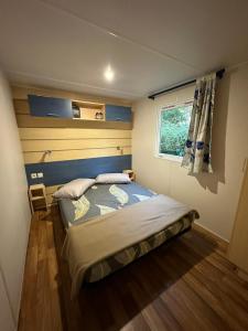 een slaapkamer met een bed en een raam bij La maison du Sud in Saint-Chéron