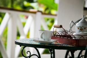 una mesa con dos tazas y un set de té. en Monte Sagrado Reserve-100 acres Wellness River cabin, en Quebrada