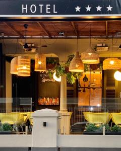 Ein Restaurant oder anderes Speiselokal in der Unterkunft Hotel on the Promenade 