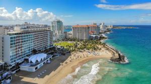 - une vue aérienne sur une plage avec des bâtiments et l'océan dans l'établissement soundproof windows over Condado Beach, San Juan apts, à San Juan
