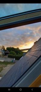 - une vue sur le coucher de soleil depuis le toit d'une maison dans l'établissement Saint Georges, à Villaines-sous-Lucé