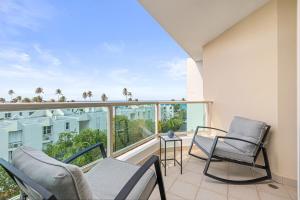 Balkoni atau teres di Ocean View Penthouse with pool, beachfront complex apts