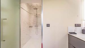 a shower with a glass door in a bathroom at Le SAPHIR - Confort - Proche Mag Outlet Troyes - Parking gratuit in Pont-Sainte-Marie +11 photos