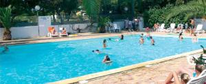 Bazén v ubytovaní Mobil home 4-6 personnes bord de mer Argeles sur mer camping équinoxe alebo v jeho blízkosti