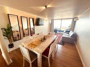 - une salle à manger avec une table et des chaises en bois dans l'établissement Calafquen Viña del mar, à Viña del Mar