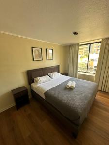 - une chambre avec un lit et 2 serviettes dans l'établissement Calafquen Viña del mar, à Viña del Mar