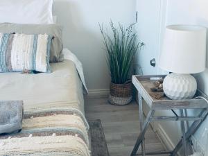 U2 at Moana Beach Esplanade - Exclusive 2 Bdrm Apt - WiFi - Spa - Pet Friendly客房内的一张或多张床位