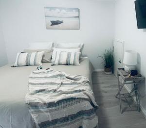 U2 at Moana Beach Esplanade - Exclusive 2 Bdrm Apt - WiFi - Spa - Pet Friendly客房内的一张或多张床位