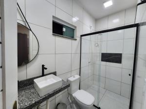 Eco House Gaivota - Cond Ville Portal das Dunas的一间浴室