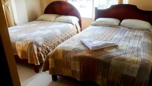 Un dormitorio con una cama con una toalla. en Hotel Mirador Sacha en La Joya de los Sachas