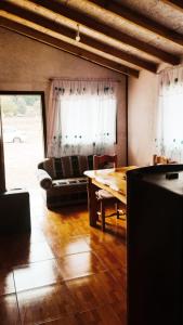 ein Wohnzimmer mit einem Sofa und einem Tisch in der Unterkunft Cabañas Lanco in Panguipulli