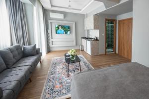 StayHub في إسطنبول: غرفة معيشة مع أريكة وطاولة