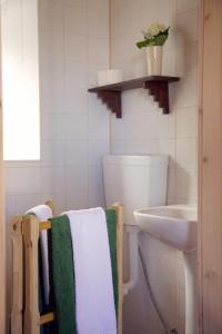 W łazience znajduje się umywalka, toaleta i ręcznik. w obiekcie Aldeia das Cagarras w mieście Santo Amaro