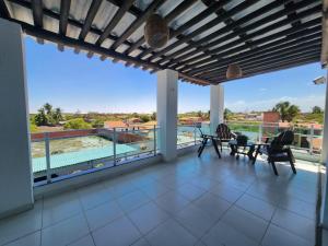 Eco House Gaivota - Cond Ville Portal das Dunas内部或周边的泳池