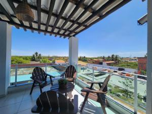 Eco House Gaivota - Cond Ville Portal das Dunas内部或周边的泳池