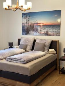 a bedroom with two beds and a painting on the wall at Boardinghouse am Herforder Tor für 8 Personen auf 185 m2 in Bad Salzuflen