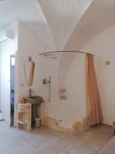 ein Bad mit einer Dusche und einem Waschbecken in der Unterkunft Masseria Verbena Agriturismo in Monopoli