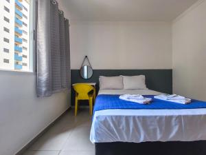 Tempat tidur dalam kamar di Bem no CENTRO com cozinha completa, varanda e garagem