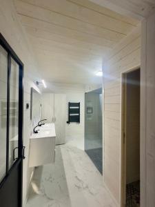 シャリフェールにあるMaison Disneyland Parisの洗面台、シャワー、鏡を備えたバスルーム +24枚の写真