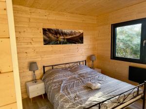 シャリフェールにあるMaison Disneyland Parisの丸太小屋のベッドのある寝室