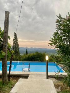 uma vista para uma piscina com uma vela ao lado em Beautiful holiday cottage DaMa em Nova Gorica